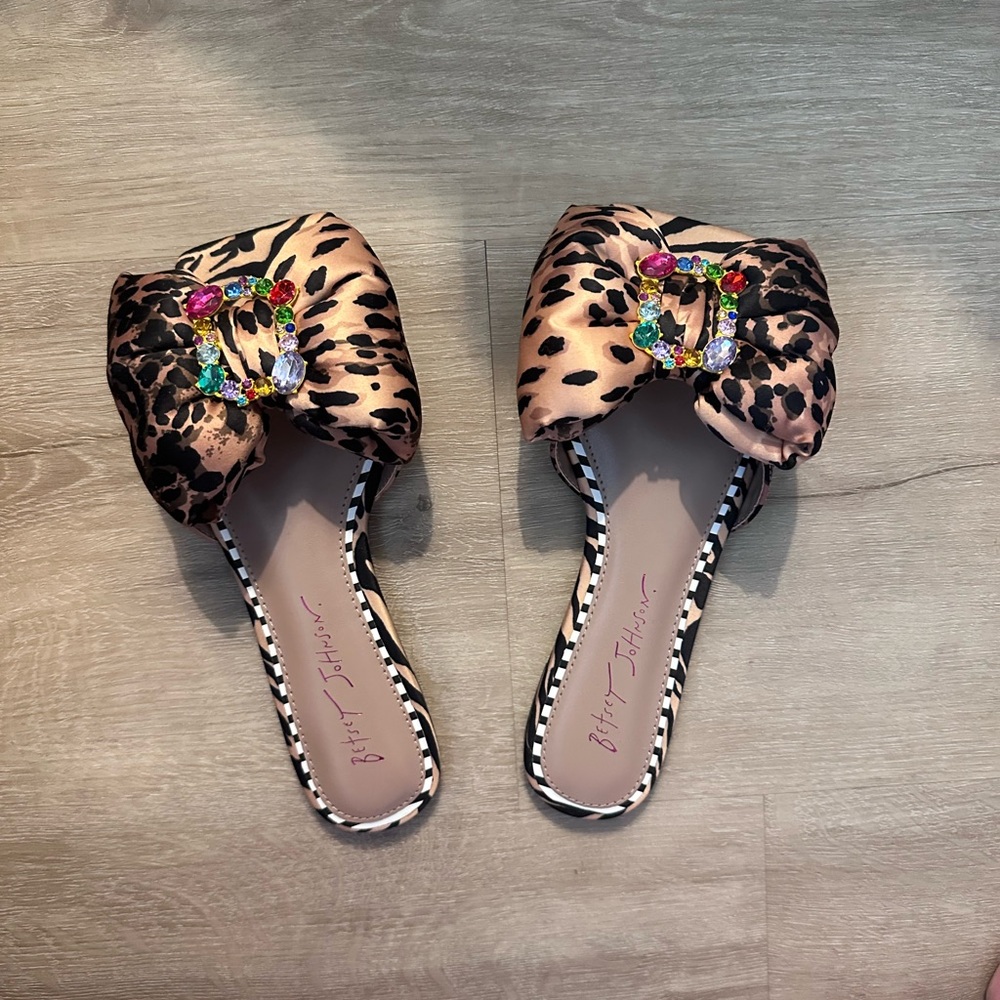 Betsey Johnson Rhinestone Bow Leopard Print Sandals Size 6.5